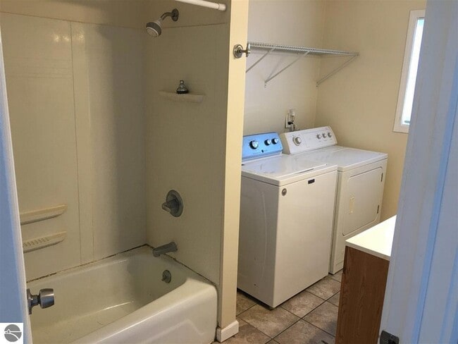 Building Photo - 1850 Airway Dr