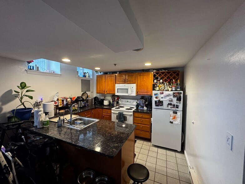 Kitchen from living room - 36 Peterborough St