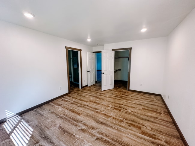 Building Photo - 3 Bed | 2 Bath Twin Bridges Home with Attached Garage