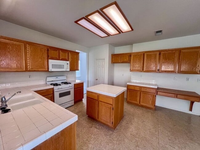 Building Photo - Large 4 bedroom Murrieta home with a loft ...