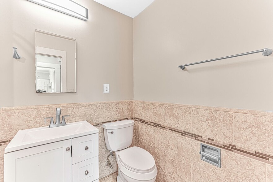 Building Photo - 1460 Gaviota Ave