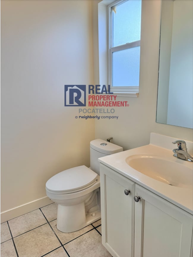 Building Photo - 3 Bed 1.5 Bath townhouse - 1 car garage