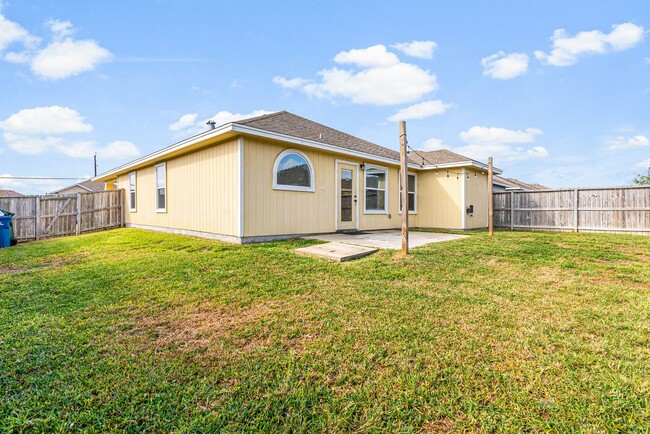 Building Photo - Charming Home Located on the Southside