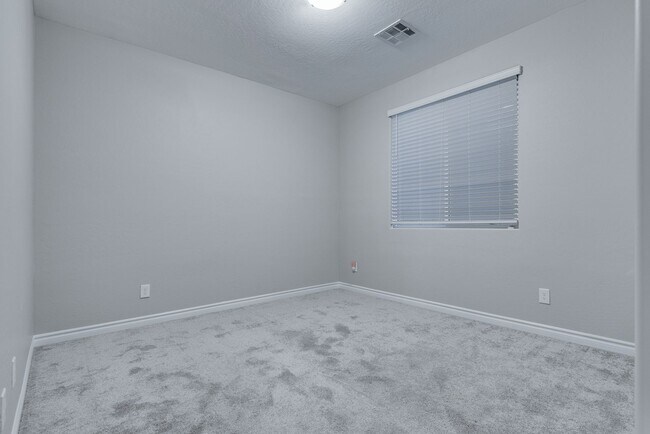 Building Photo - Like new, split-level, 3 bed, 2.5 bath, with bonus room & Strip views in West Las Vegas!