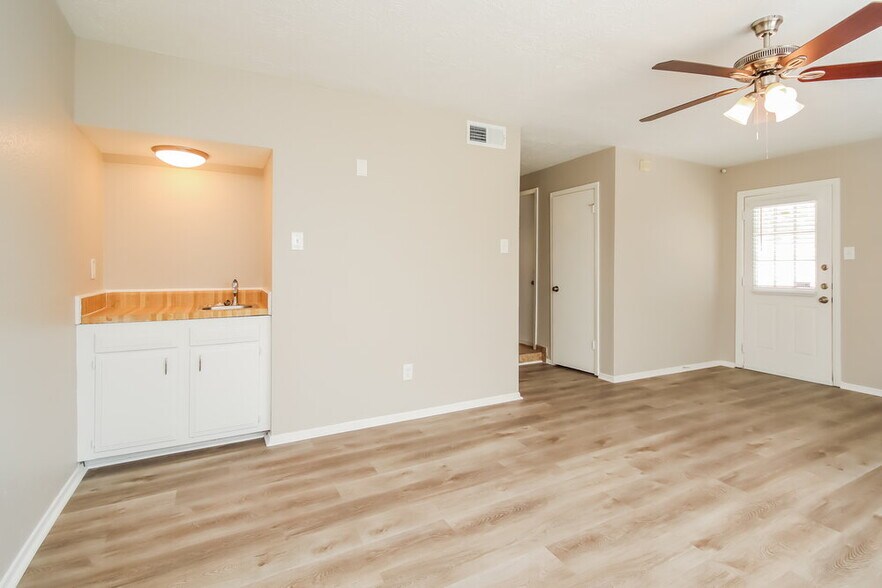 Building Photo - 6027 Leafwood Cir