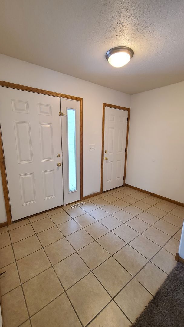 Building Photo - 5 Bedroom, 3 Bath - Triple Garage - Fenced yard Home