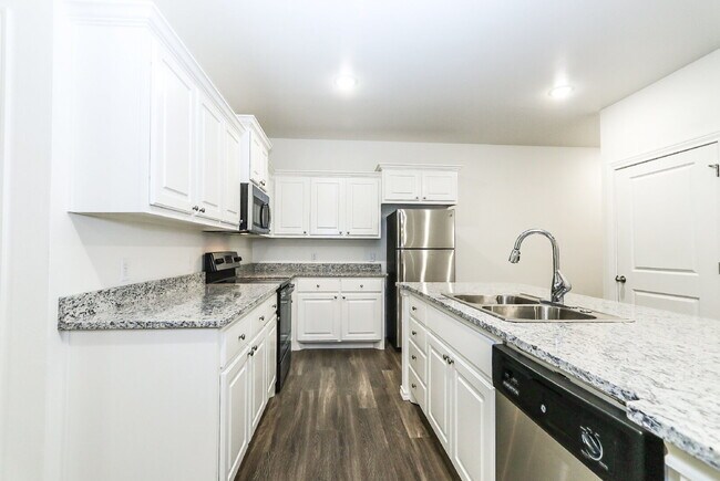 Building Photo - 3 Bedroom Townhome