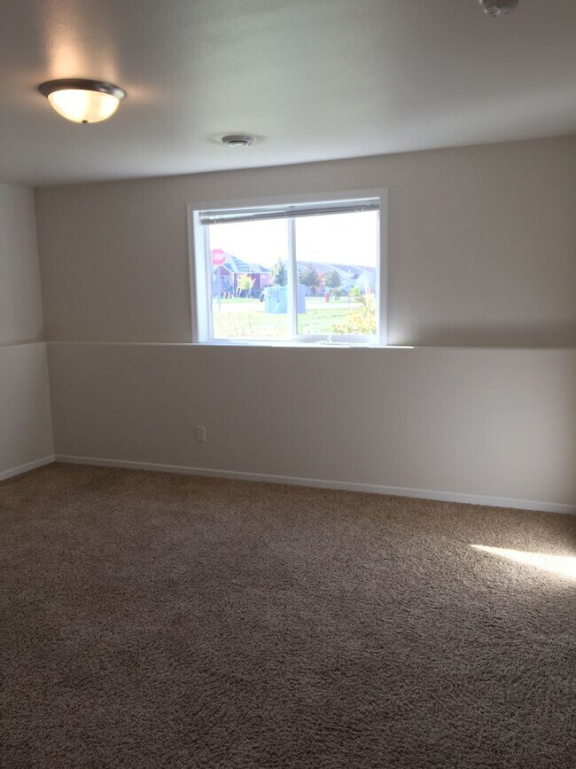 Building Photo - 3 Bed 3 Bath Twin Home