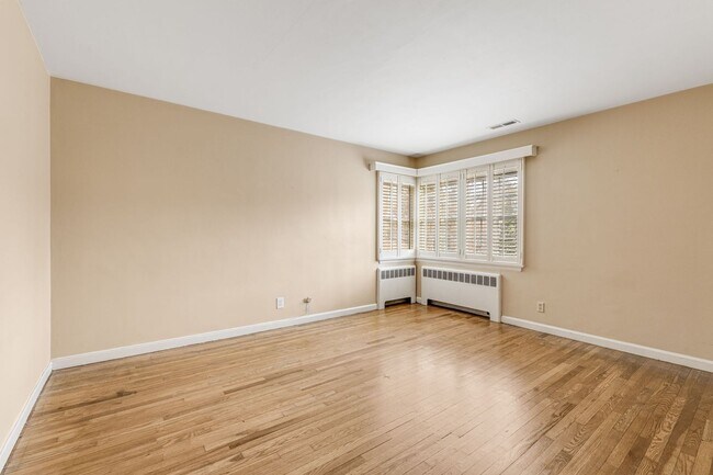 Building Photo - Bright & Inviting 2-Bedroom Home with Fenced-In Yard, Garage & Lawn Care Included