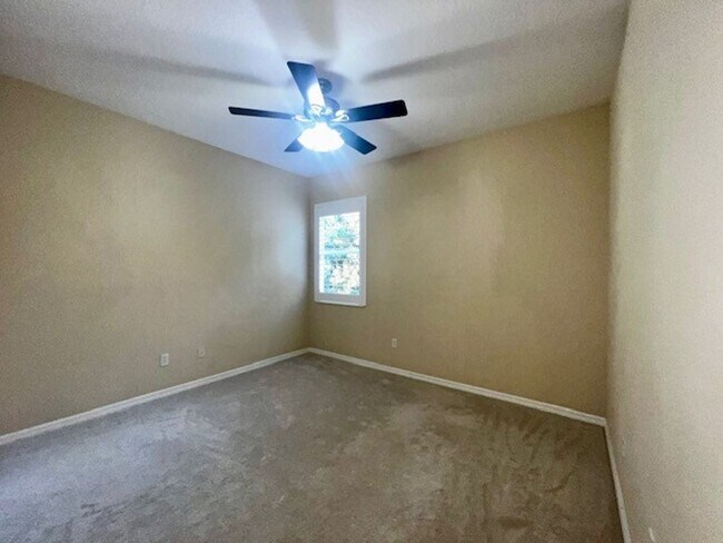 Building Photo - MOVE IN NOW-OVIEDO RENTAL!BEAUTIFUL 3 bd 2.5 bath townhome! 2 CAR ATTACHED GARAGE!FRESH PAINT! Wa...