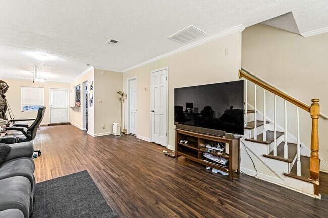 Building Photo - 105 N River Dr