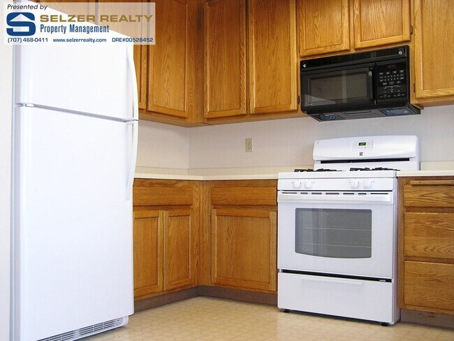 Building Photo - 880 S Orchard Ave