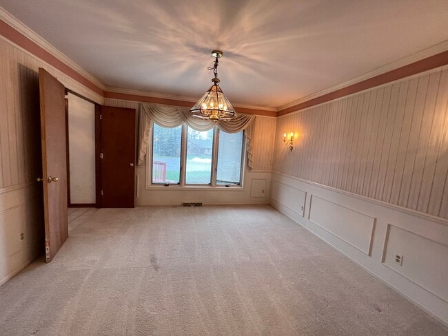 Building Photo - Large Home in Forest Hills School District