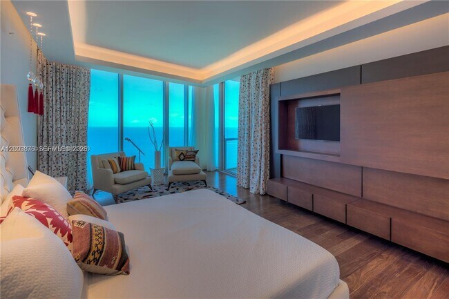 Building Photo - 17001 Collins Ave