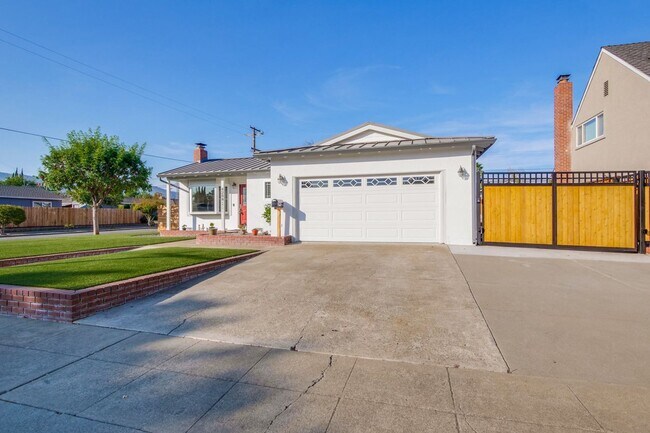 Building Photo - Stylish San Jose Home and Private Yard