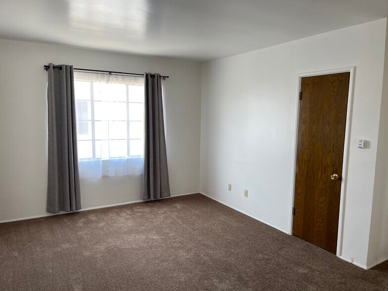 Building Photo - 14421 S Normandie Ave