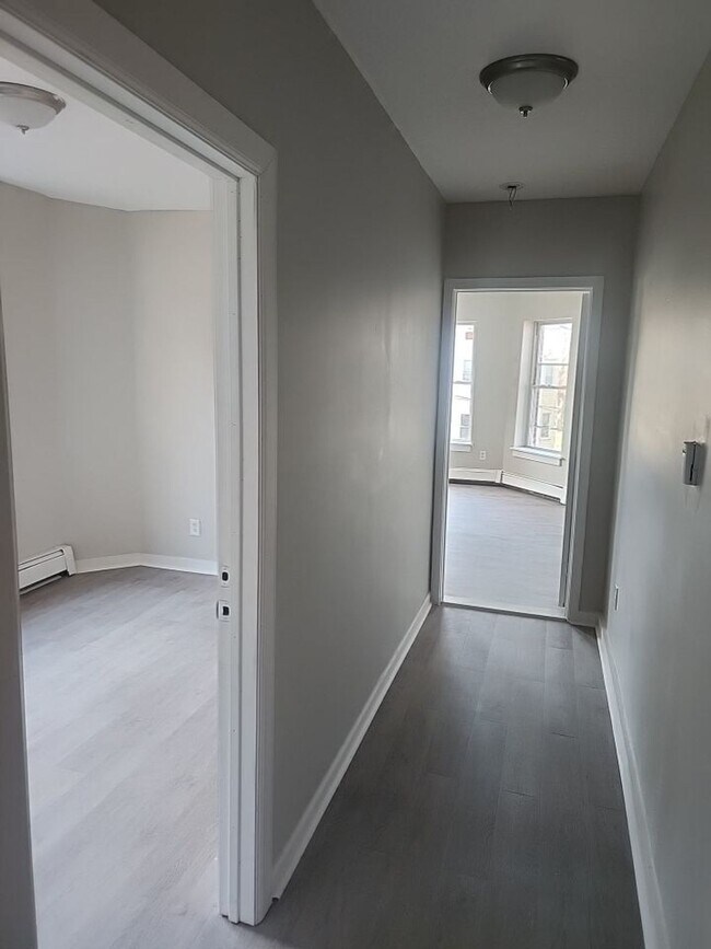 Building Photo - Newly Renovated 3 Bedroom Section 8 are We...