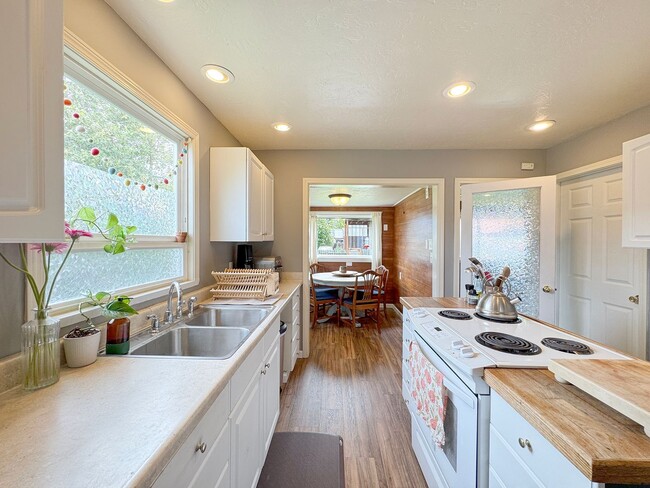 Building Photo - Charming Home for Lease