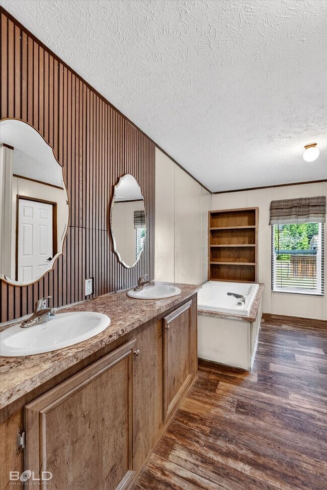 Building Photo - 4BD/2BA home with fenced back yard.