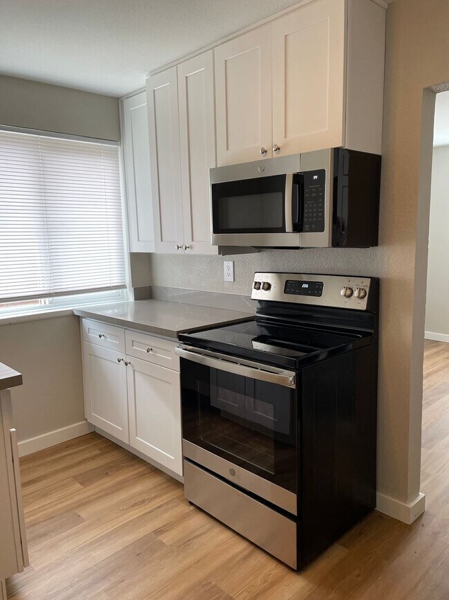 Building Photo - 1/2 Off First Month's Rent! Renovated Grou...