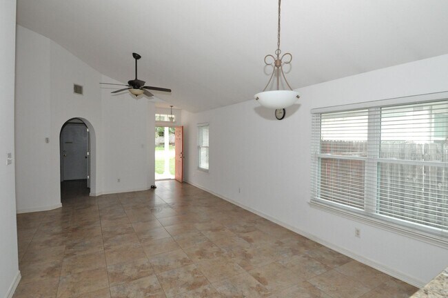 Building Photo - Great Location! All appliances included!