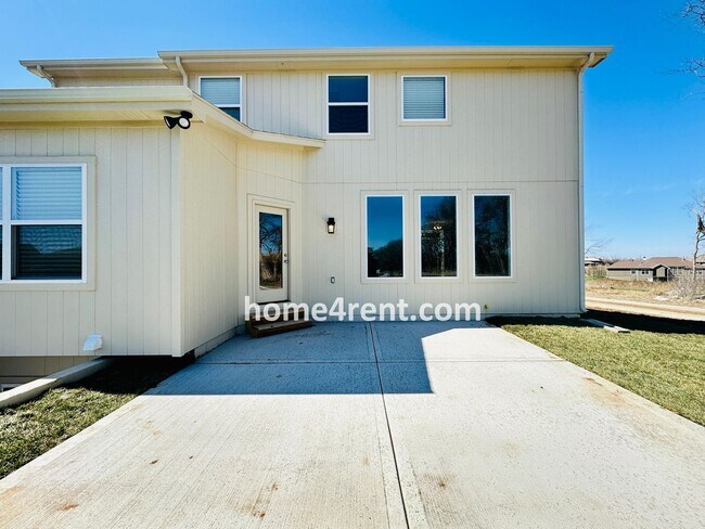 Building Photo - Nearly New Luxury Home in Blue Valley Schools!