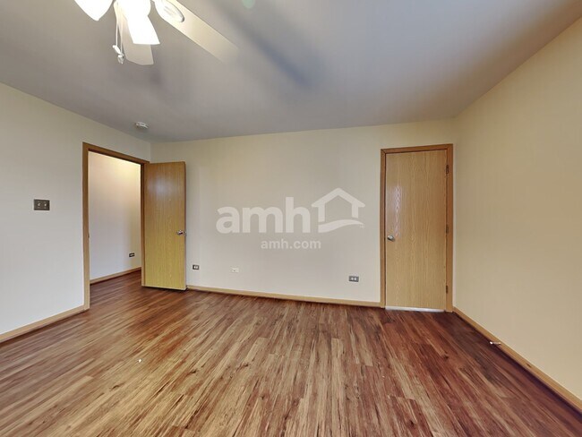 Building Photo - 5311 Meadowbrook St