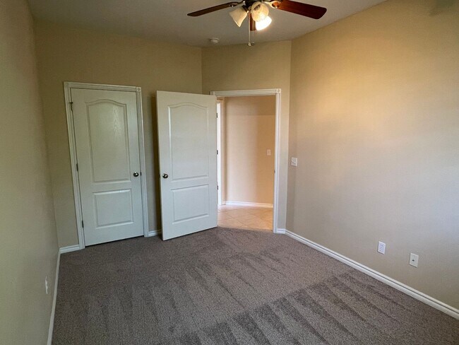 Building Photo - 3 Bed, 2 Bath in Surrey Hills of Yukon