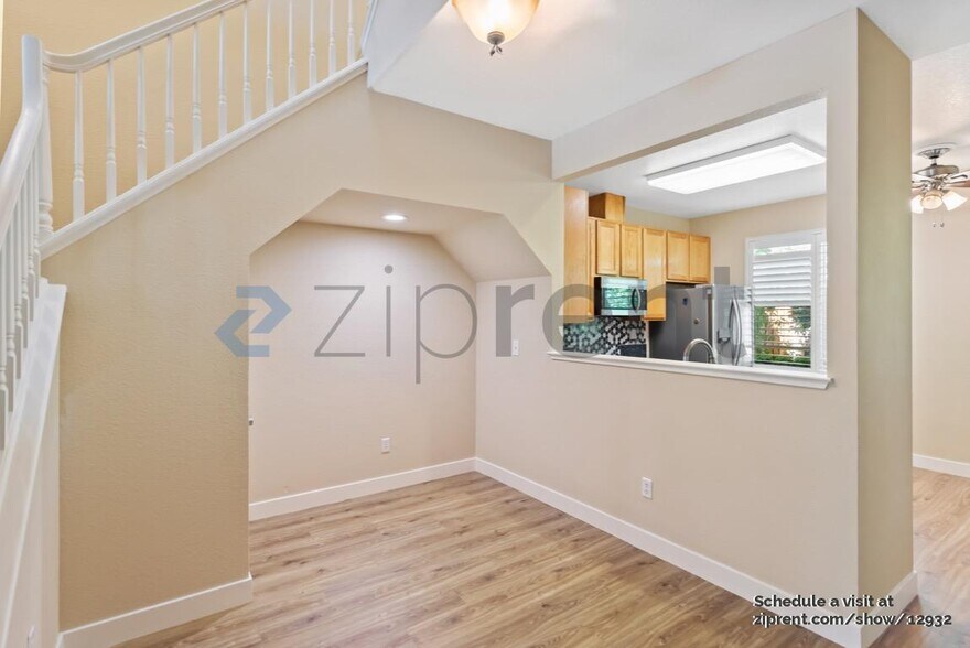 Building Photo - Unit