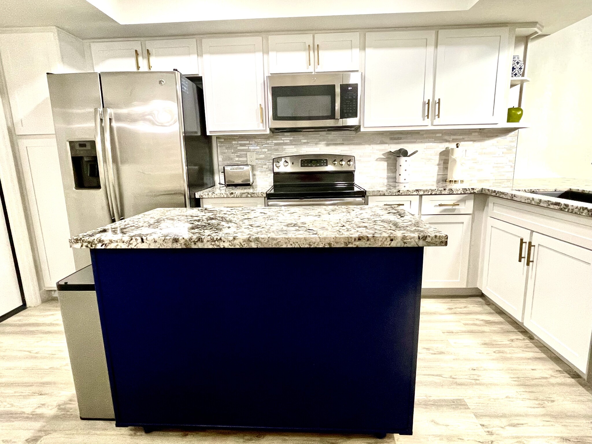 KITCHEN W/KITCHEN ISLAND - 9040 E Winchcomb Dr