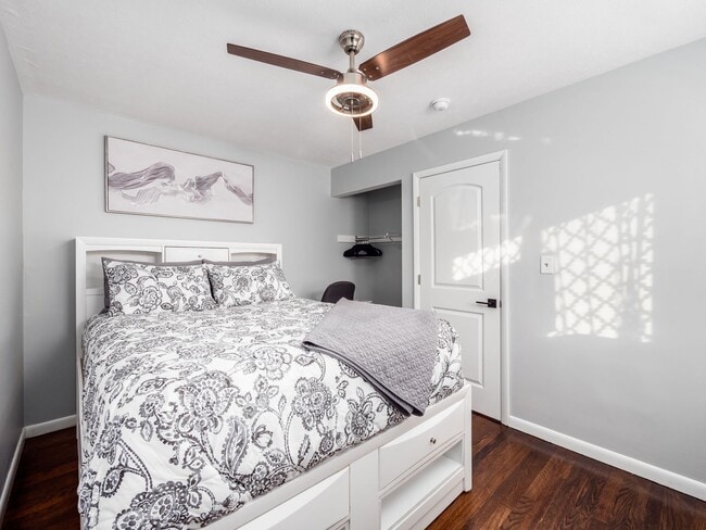 Building Photo - 2545 Vanderberg Ave