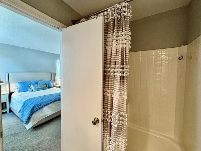 Building Photo - 2-Bedroom Condo Ready 08-01-24! Community ...