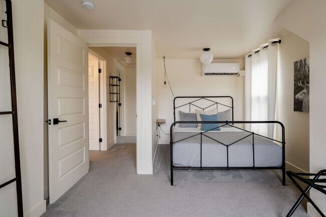 Building Photo - 3324 SE 24th Ave