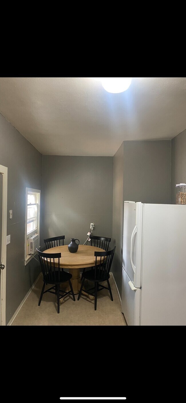 Building Photo - 112 N 5th St