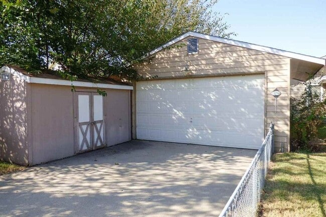 Building Photo - 3 Bed 2 Bath Home with 2 Car Garage