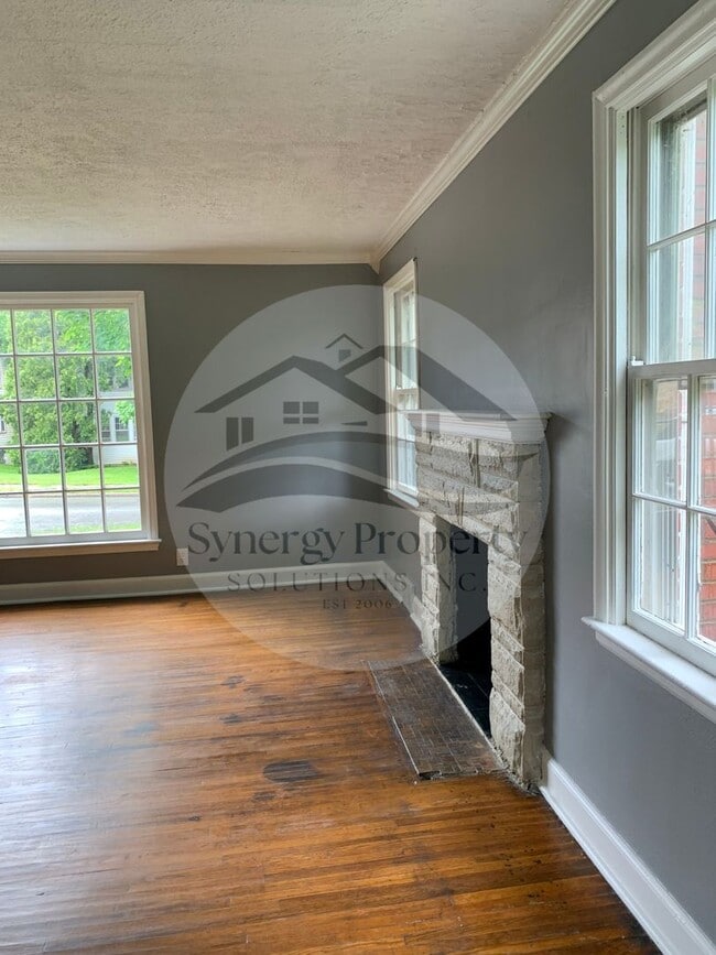 Building Photo - Three bedroom fenced in yard one car attac...