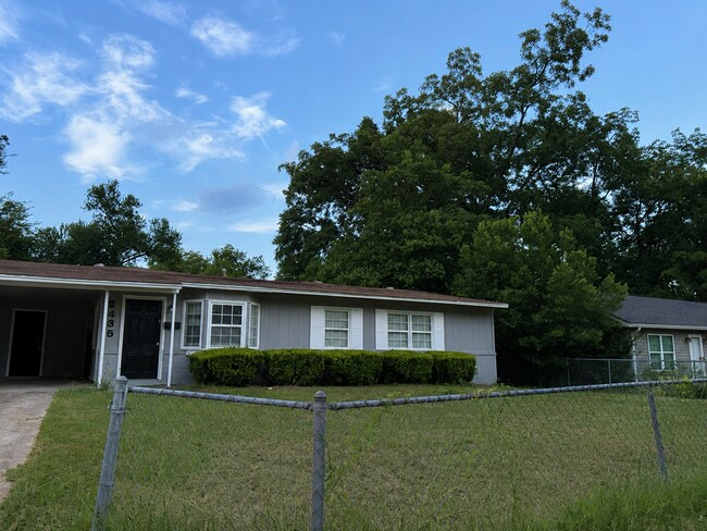 Building Photo - 2435 Thrasher Ave