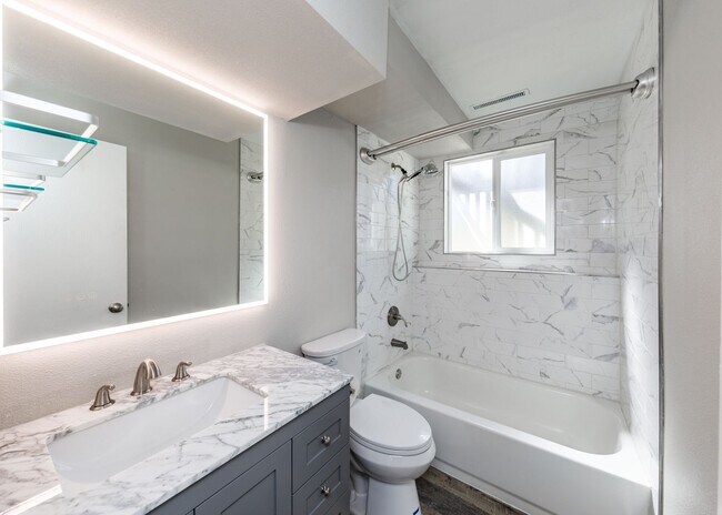 Building Photo - Charming 3 Bed Home Centrally located, Lar...