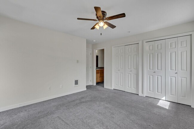 Building Photo - Perfectly Placed Condo In the Heart of Puyallup