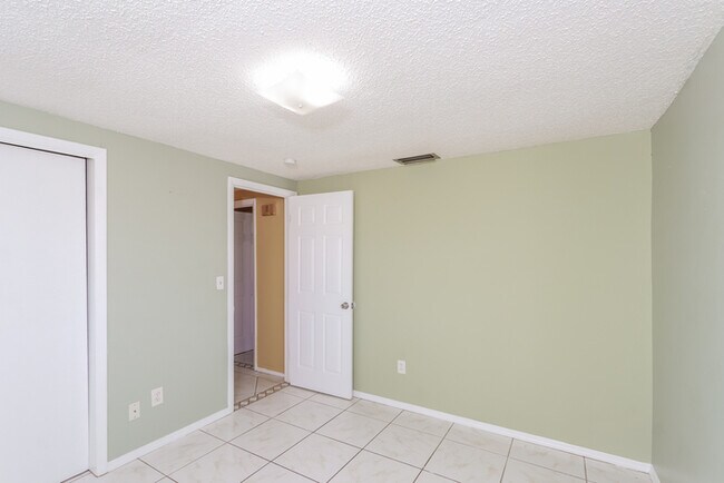 Building Photo - 3724 Redwood Dr