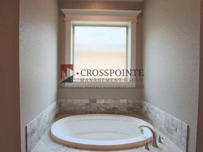 Building Photo - Gorgeous 3 bed 2 bath home in Hadley Court!