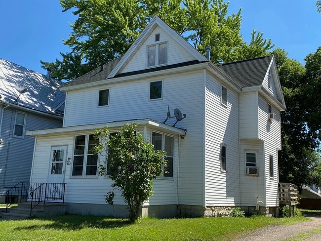 Building Photo - 623 5th Ave S