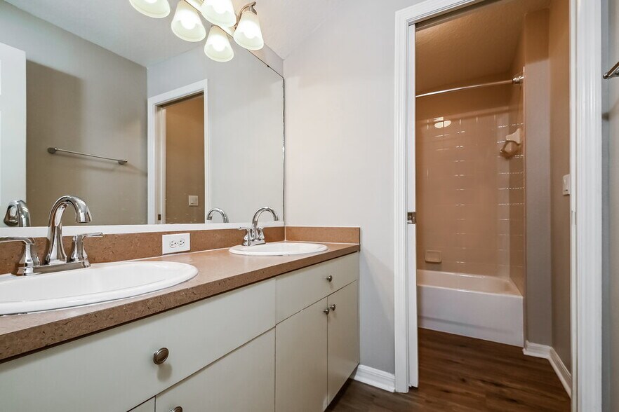 Building Photo - 2149 Brandon Park Cir