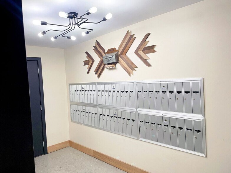 Building Photo - 525 W Oakdale Ave