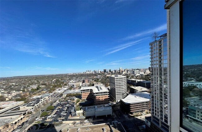 Building Photo - 300 Bowie St