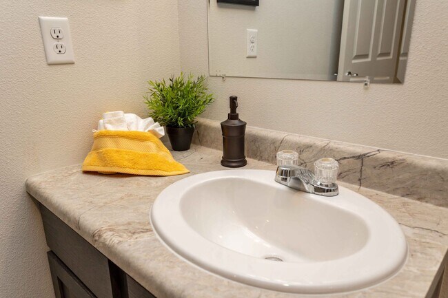 Building Photo - 2 Bedroom, Single-story Townhomes for rent in Osceola, IA