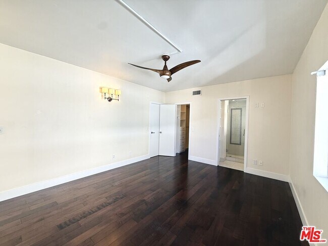 Building Photo - 121 S Palm Dr