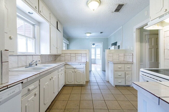 Building Photo - 3 bedroom less than 1 mile from Tech