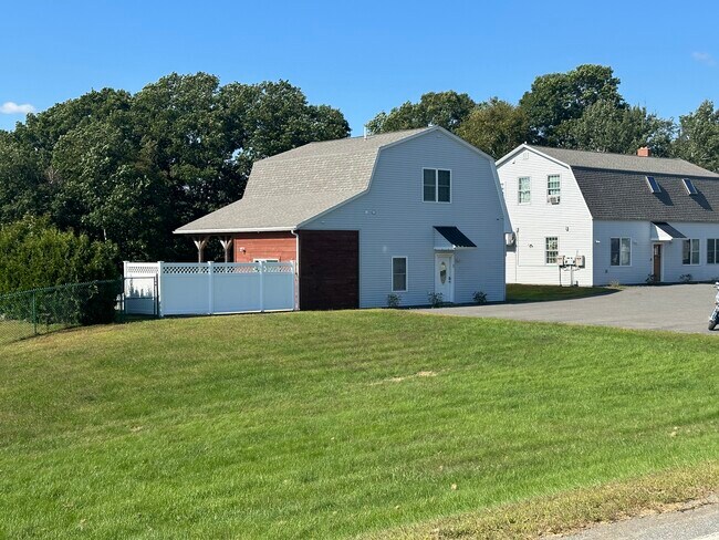 Building Photo - 524 W River Rd