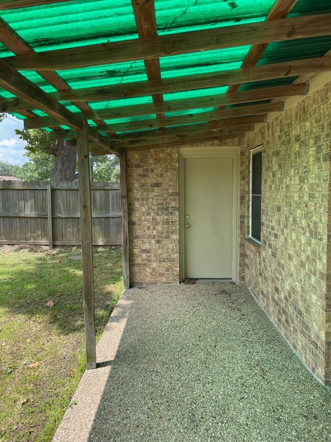 Building Photo - 2 Bedroom 1 Bath Duplex in West Tyler! Tour Today!